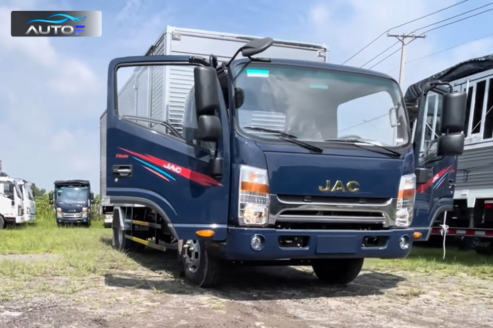 Giá xe tải JAC N500 thùng kín inox 4.950 Tấn